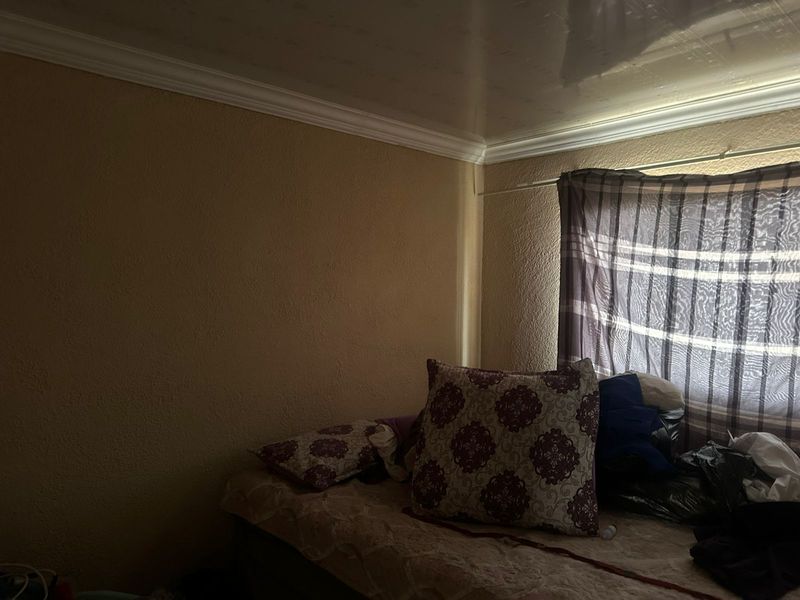 Cozy bedroom in a tranquil neighborhood, featuring ample natural light and modern amenities awaits - Photo 7