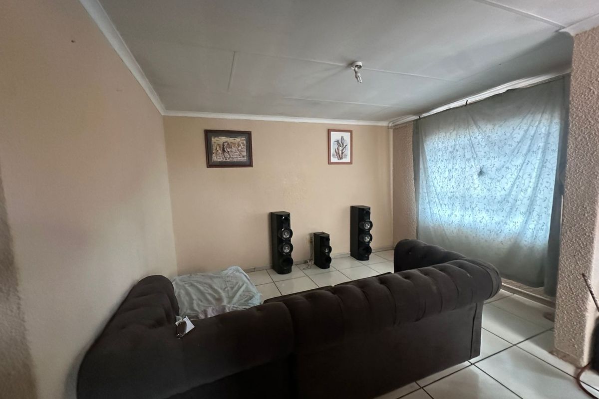 Cozy bedroom in a tranquil neighborhood, featuring ample natural light and modern amenities awaits - Photo 4