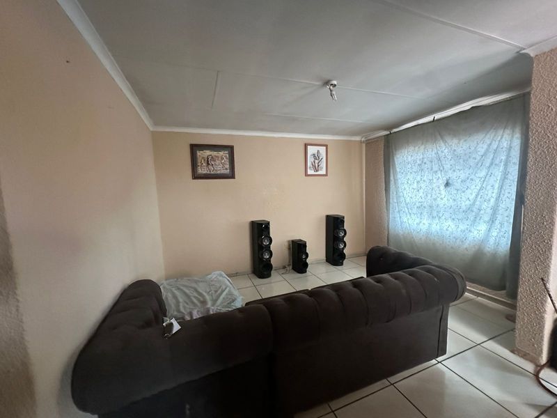 Cozy bedroom in a tranquil neighborhood, featuring ample natural light and modern amenities awaits - Photo 4