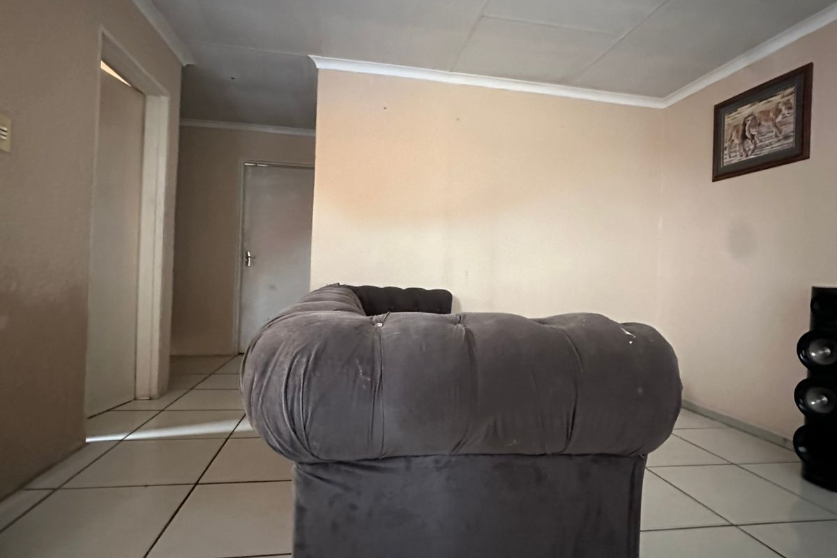 Cozy bedroom in a tranquil neighborhood, featuring ample natural light and modern amenities awaits - Photo 5