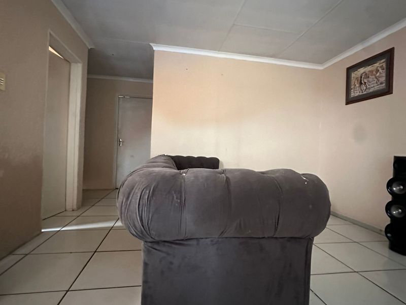 Cozy bedroom in a tranquil neighborhood, featuring ample natural light and modern amenities awaits - Photo 5