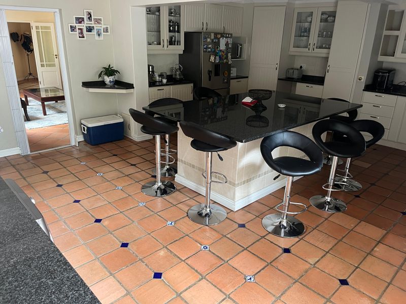 Panoramic Views, Grand Proportions, Prestigious Estate Address. - Photo 6