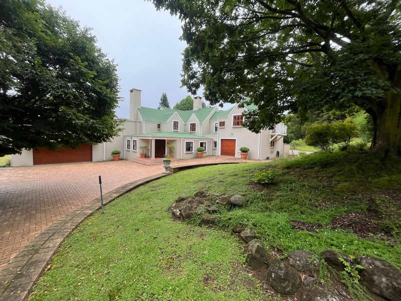 Panoramic Views, Grand Proportions, Prestigious Estate Address. - Photo 2