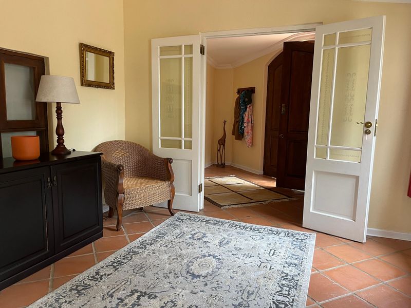 Panoramic Views, Grand Proportions, Prestigious Estate Address. - Photo 3