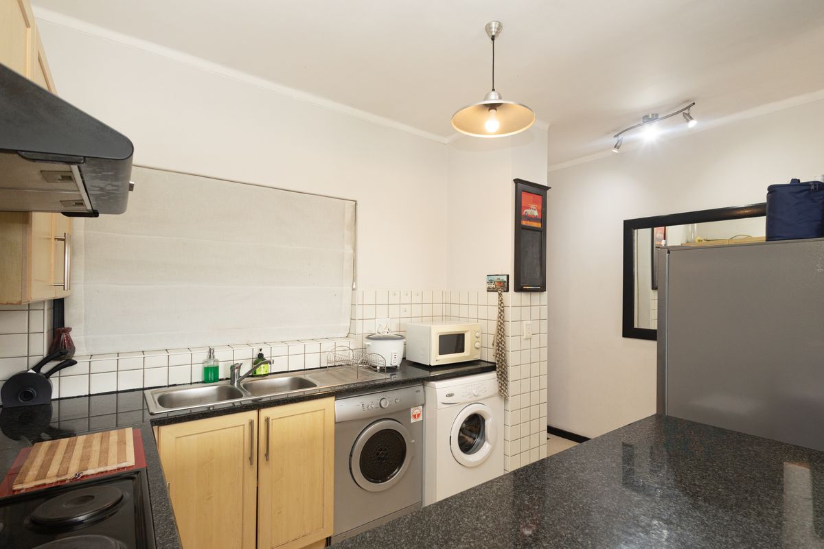 FULLY FURNISHED MODERN TWO-BEDROOM APARTMENT WITH VIEWS - Photo 4