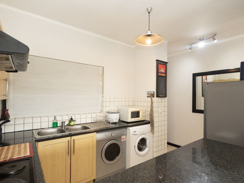 FULLY FURNISHED MODERN TWO-BEDROOM APARTMENT WITH VIEWS - Photo 4