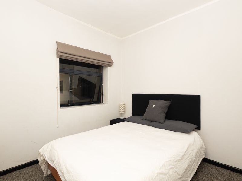 FULLY FURNISHED MODERN TWO-BEDROOM APARTMENT WITH VIEWS - Photo 10