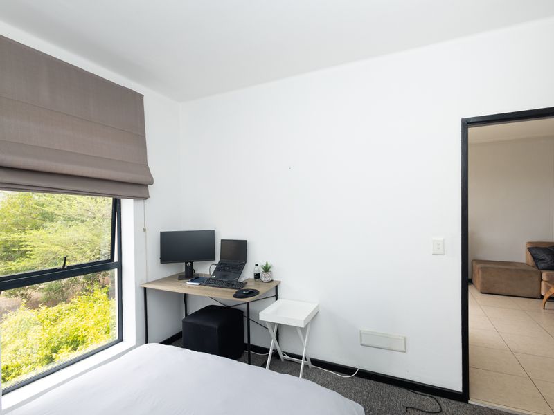 FULLY FURNISHED MODERN TWO-BEDROOM APARTMENT WITH VIEWS - Photo 7