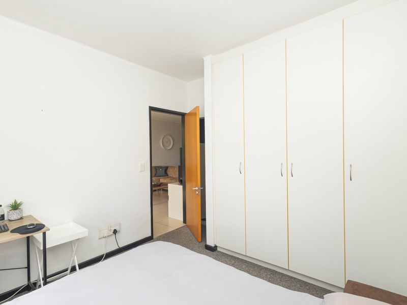 FULLY FURNISHED MODERN TWO-BEDROOM APARTMENT WITH VIEWS - Photo 8