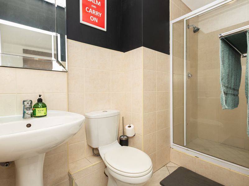 FULLY FURNISHED MODERN TWO-BEDROOM APARTMENT WITH VIEWS - Photo 9