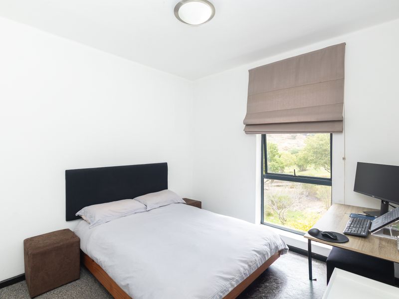 FULLY FURNISHED MODERN TWO-BEDROOM APARTMENT WITH VIEWS - Photo 6