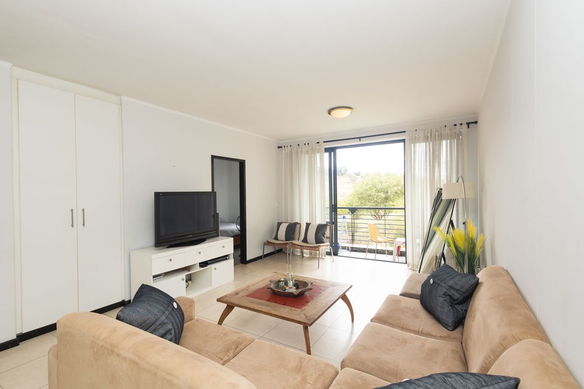 FULLY FURNISHED MODERN TWO-BEDROOM APARTMENT WITH VIEWS - Photo 2