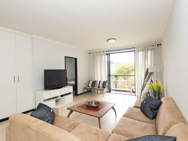 FULLY FURNISHED MODERN TWO-BEDROOM APARTMENT WITH VIEWS - Photo 2