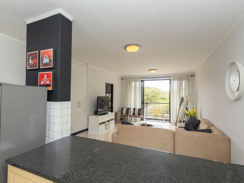 FULLY FURNISHED MODERN TWO-BEDROOM APARTMENT WITH VIEWS - Photo 5