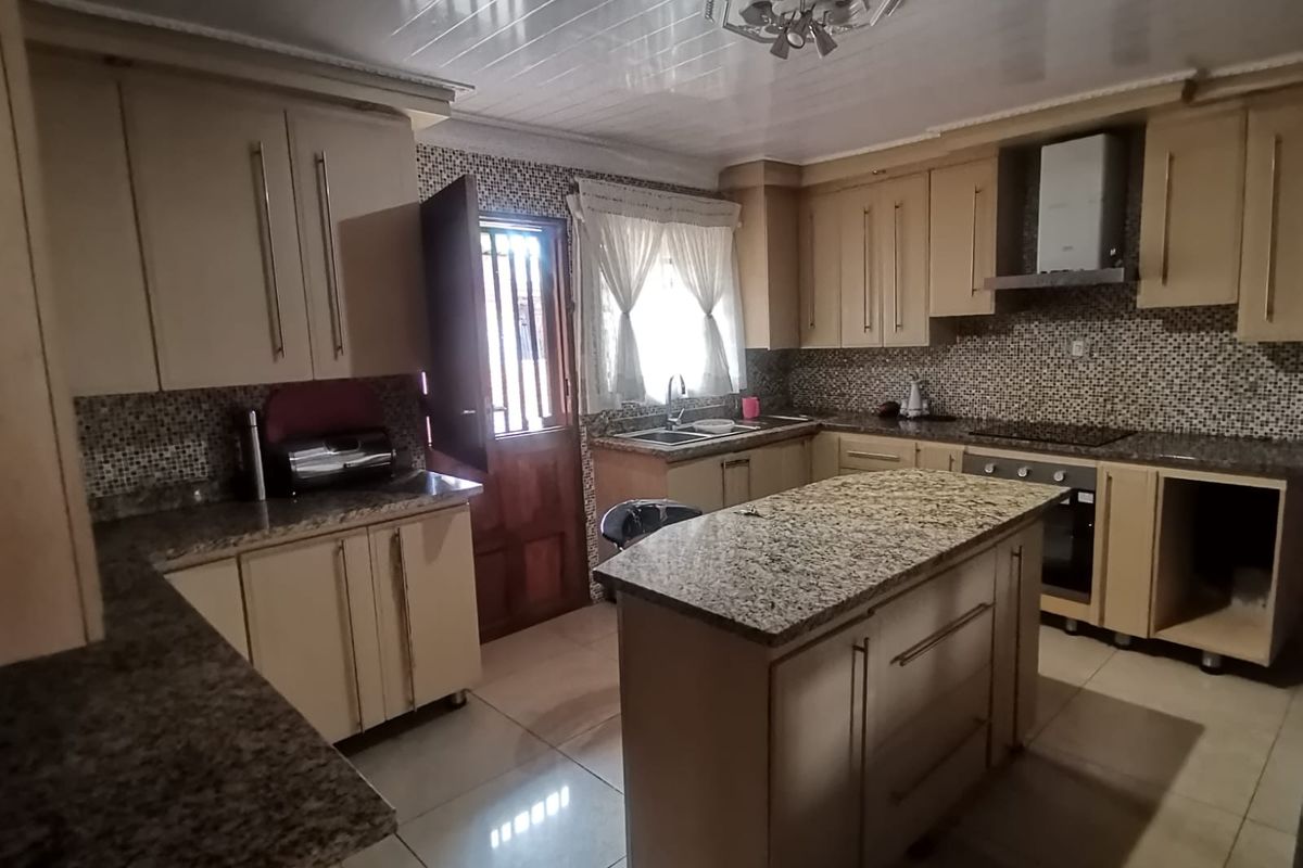 Comfortable Family Home in a Prime Letlhabile Location - Photo 4