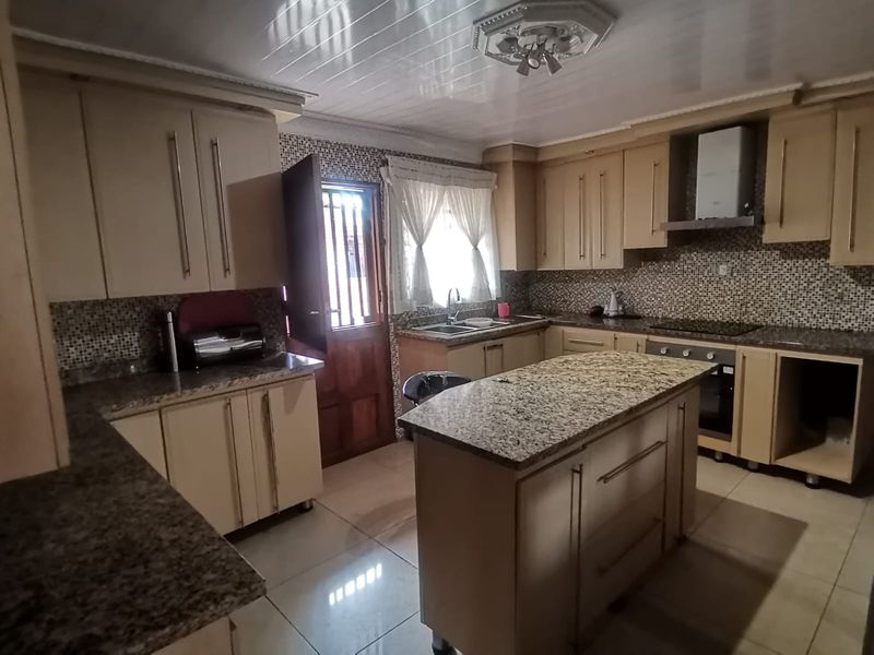 Comfortable Family Home in a Prime Letlhabile Location - Photo 4