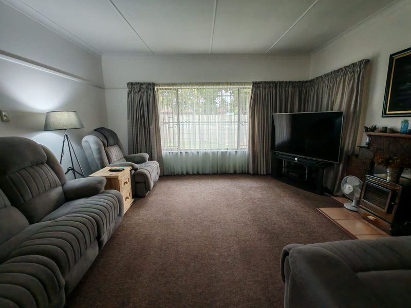 Beautiful 4 Bedroom House for Sale in Sasolburg Ext 5 - Photo 5