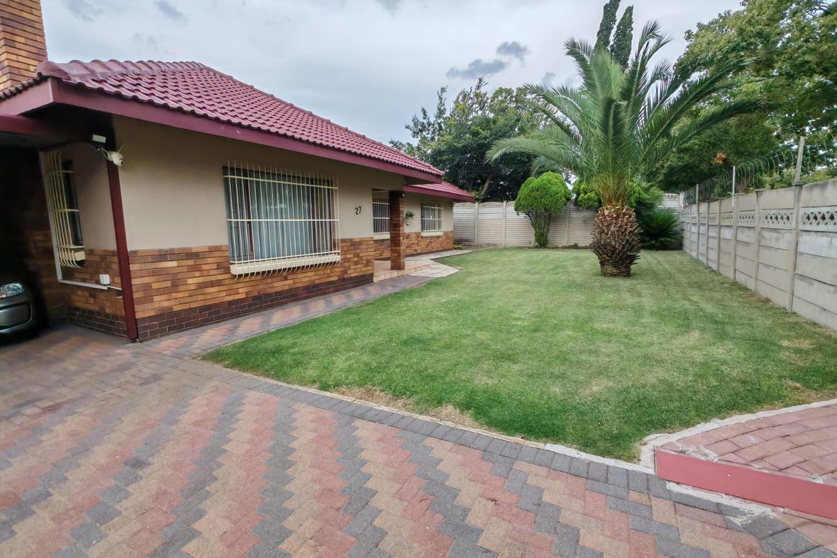 Beautiful 4 Bedroom House for Sale in Sasolburg Ext 5 - Photo 2