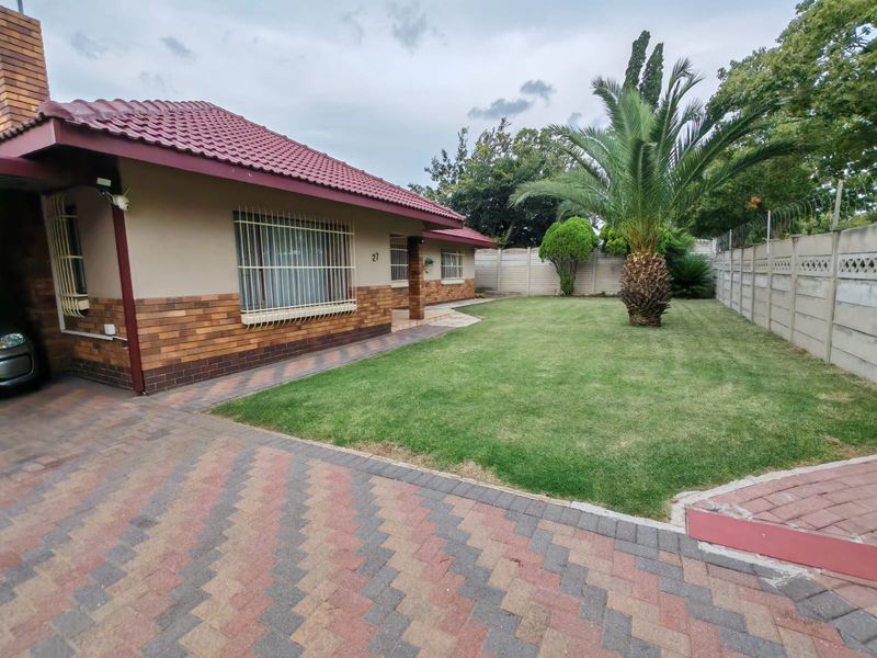 Beautiful 4 Bedroom House for Sale in Sasolburg Ext 5 - Photo 2