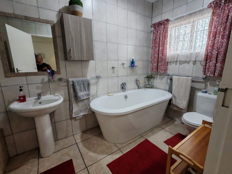 Beautiful 4 Bedroom House for Sale in Sasolburg Ext 5 - Photo 10