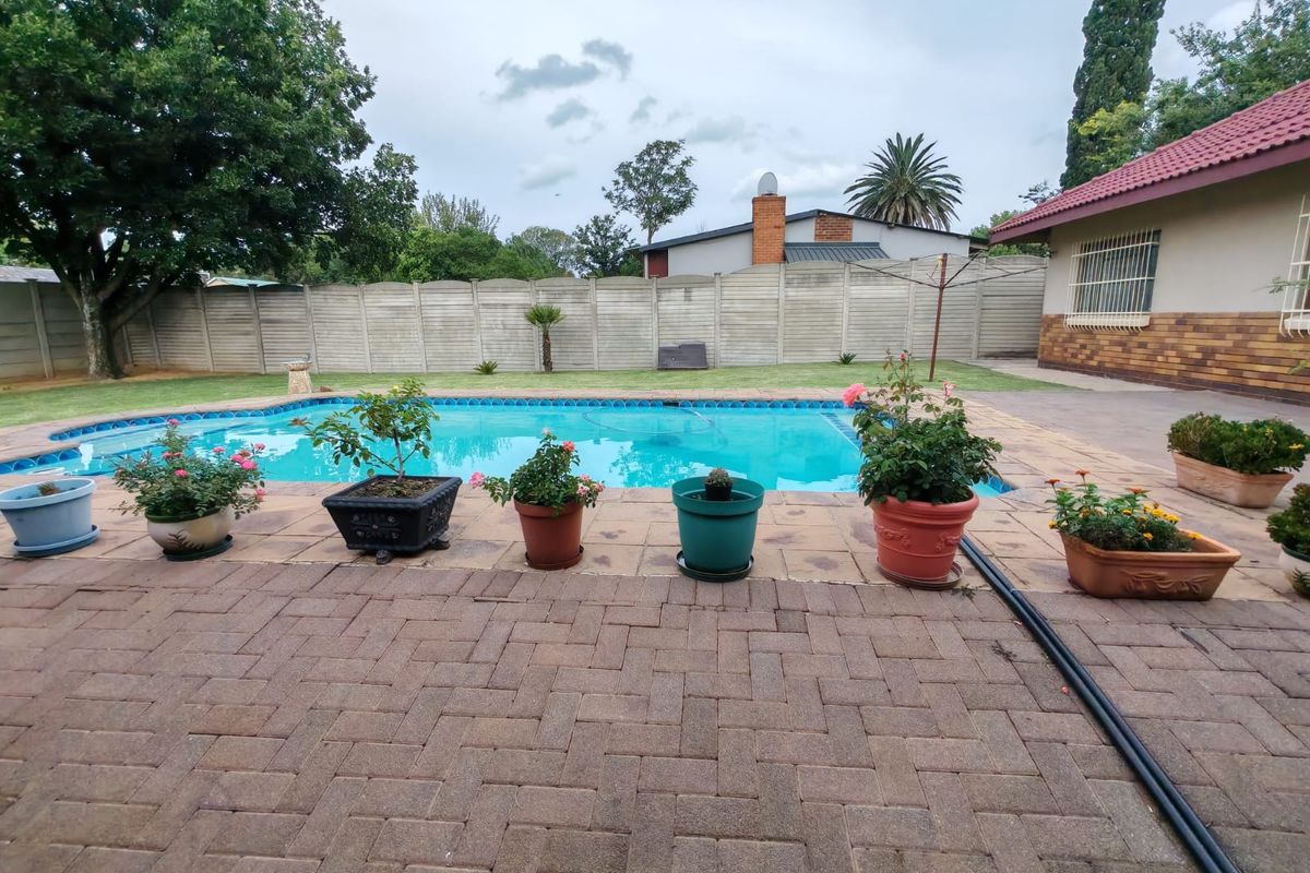 Beautiful 4 Bedroom House for Sale in Sasolburg Ext 5 - Photo 3