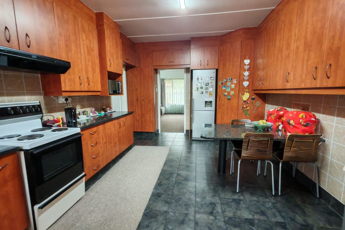 Beautiful 4 Bedroom House for Sale in Sasolburg Ext 5 - Photo 4