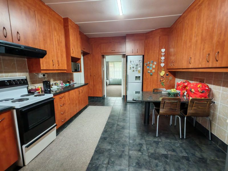 Beautiful 4 Bedroom House for Sale in Sasolburg Ext 5 - Photo 4