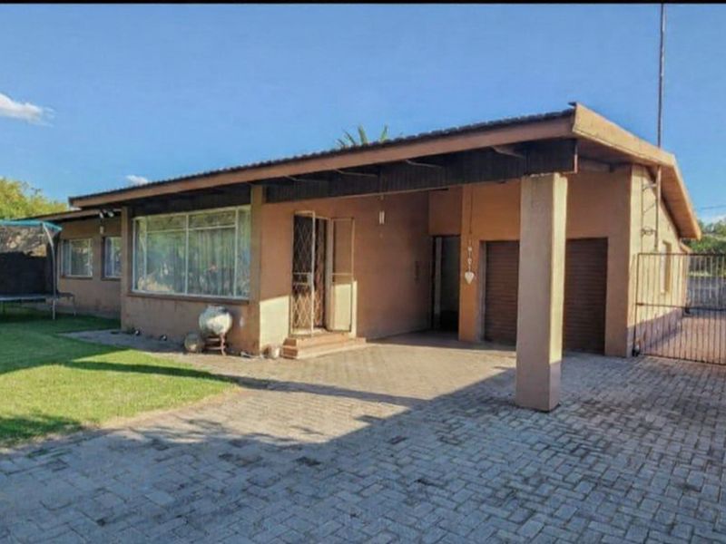 Beautiful 4 Bedroom House for Sale in Sasolburg Ext 5 - Photo 1