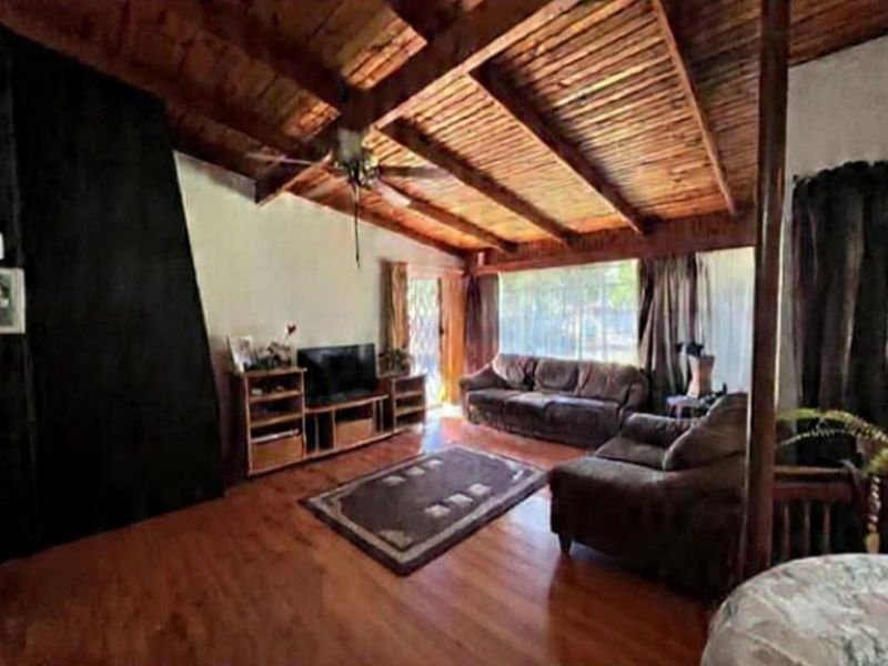 Beautiful 4 Bedroom House for Sale in Sasolburg Ext 5 - Photo 4