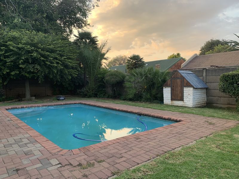 Where Comfort Meets Entertainment – A Home to Love! - Photo 2
