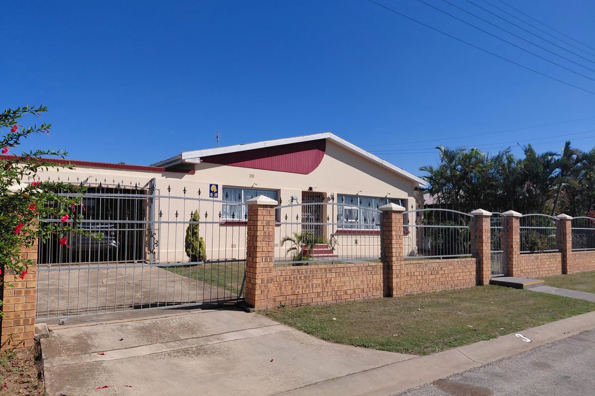 Spacious Family Home with Braai Room & Pool in Quiet Bothasrus - Photo 2