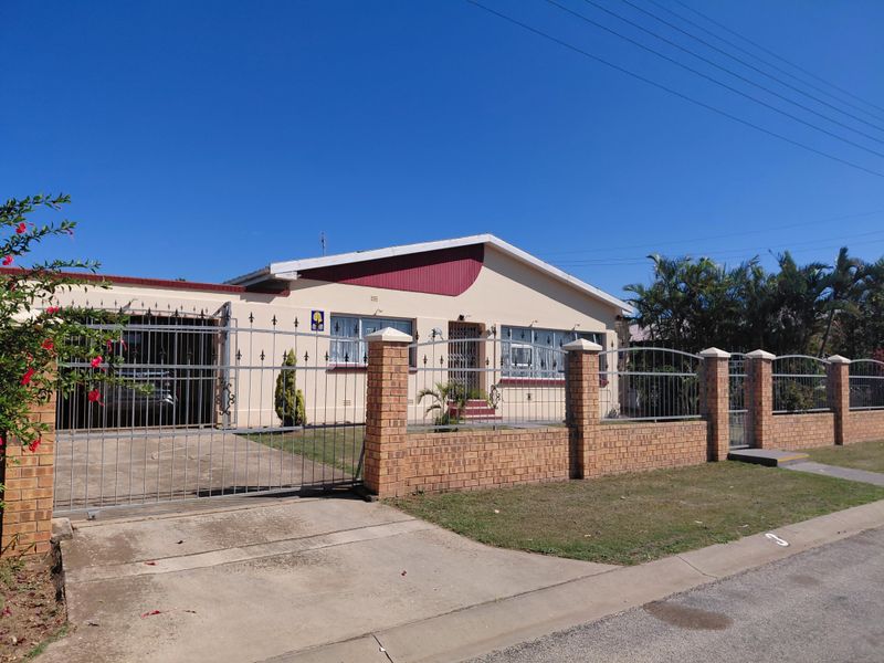 Spacious Family Home with Braai Room & Pool in Quiet Bothasrus - Photo 2