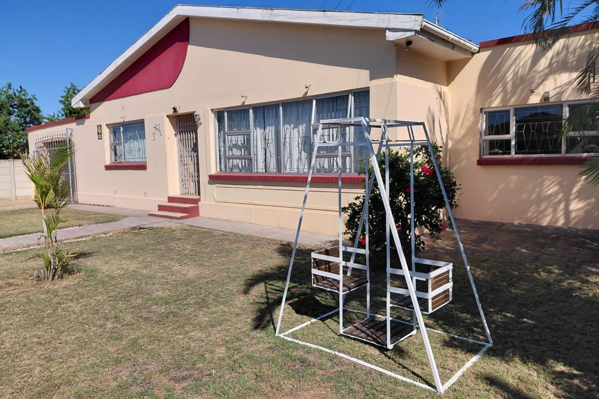 Spacious Family Home with Braai Room & Pool in Quiet Bothasrus - Photo 3