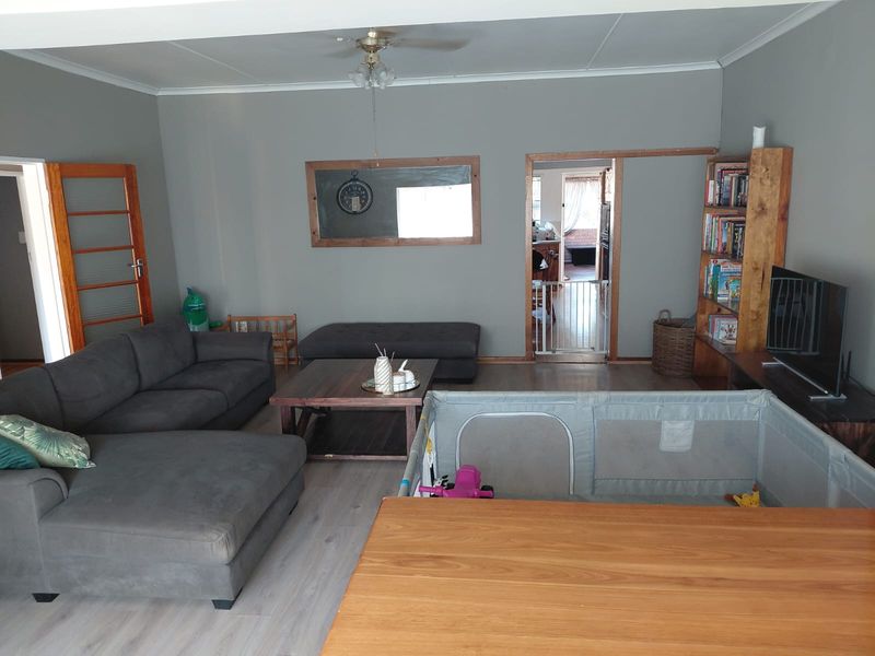 Spacious Family Home with Braai Room & Pool in Quiet Bothasrus - Photo 6