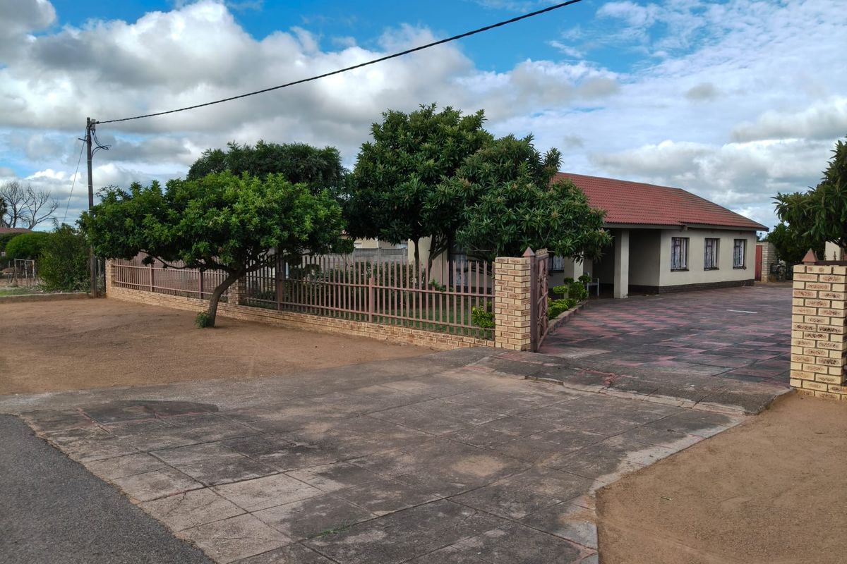 Comfortable Family Home in a Monnakato Prime  Location - Photo 2