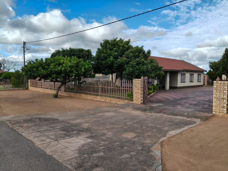 Comfortable Family Home in a Monnakato Prime  Location - Photo 2