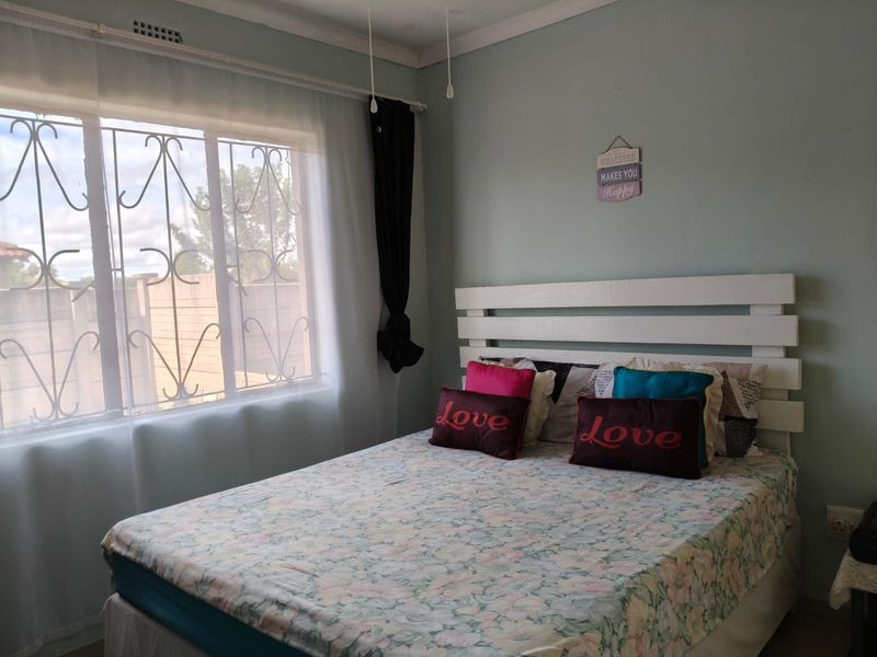 Comfortable Family Home in a Monnakato Prime  Location - Photo 10