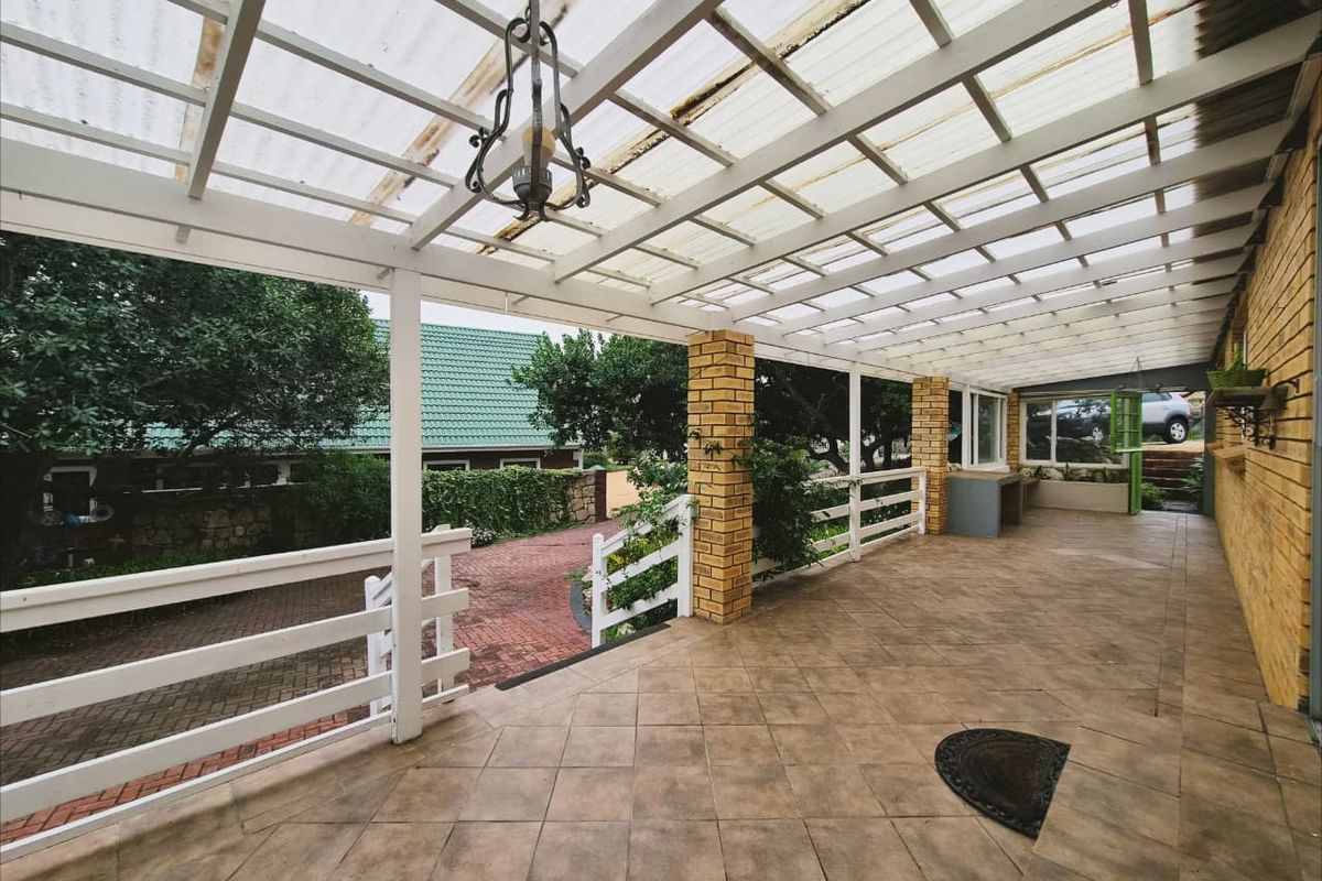 Ideal Family Home with Additional Living Quarters - Photo 5