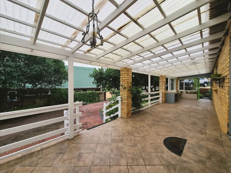 Ideal Family Home with Additional Living Quarters - Photo 5