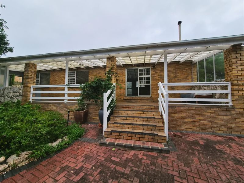 Ideal Family Home with Additional Living Quarters - Photo 4