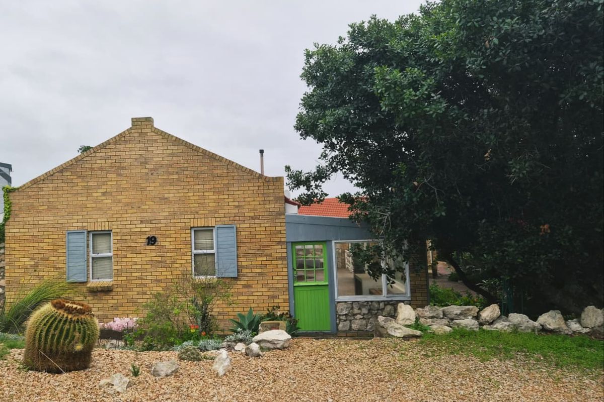 Ideal Family Home with Additional Living Quarters - Photo 2