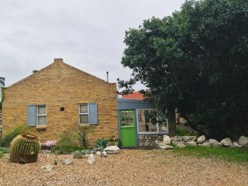 Ideal Family Home with Additional Living Quarters - Photo 2