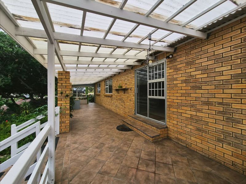 Ideal Family Home with Additional Living Quarters - Photo 6