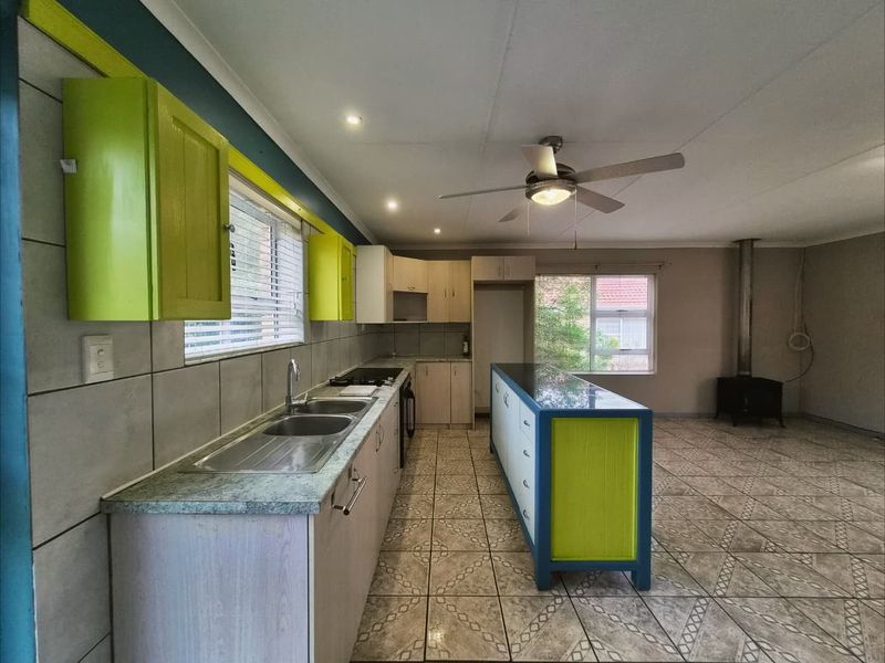 Ideal Family Home with Additional Living Quarters - Photo 10