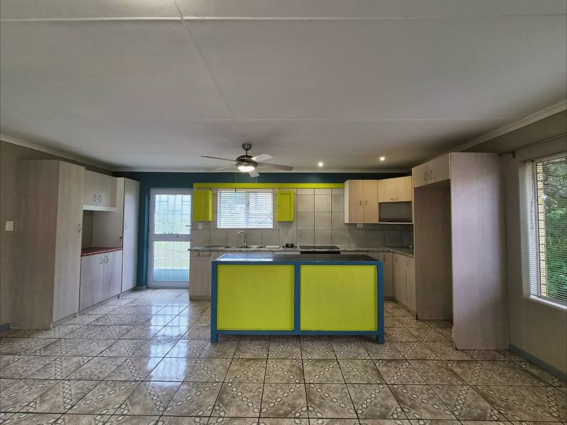 Ideal Family Home with Additional Living Quarters - Photo 9