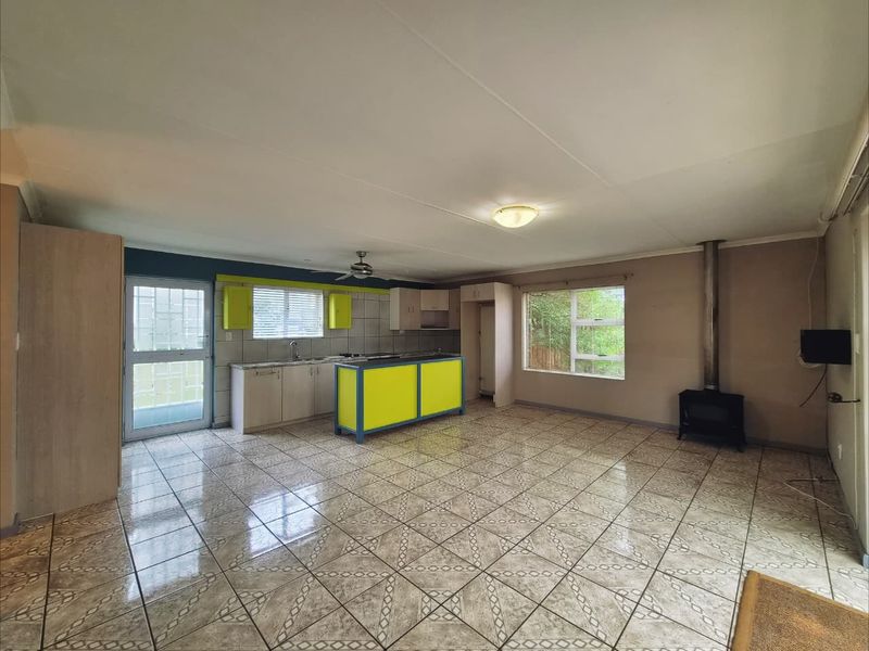 Ideal Family Home with Additional Living Quarters - Photo 7