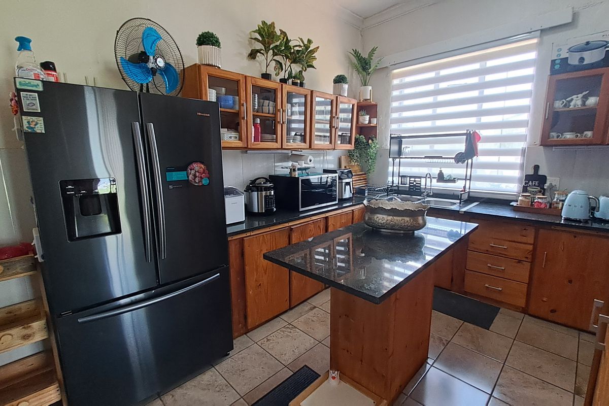 Family home in the heart of town - Photo 2