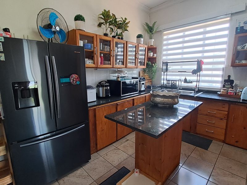 Family home in the heart of town - Photo 2