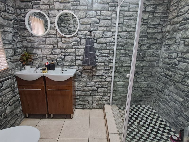 Family home in the heart of town - Photo 7