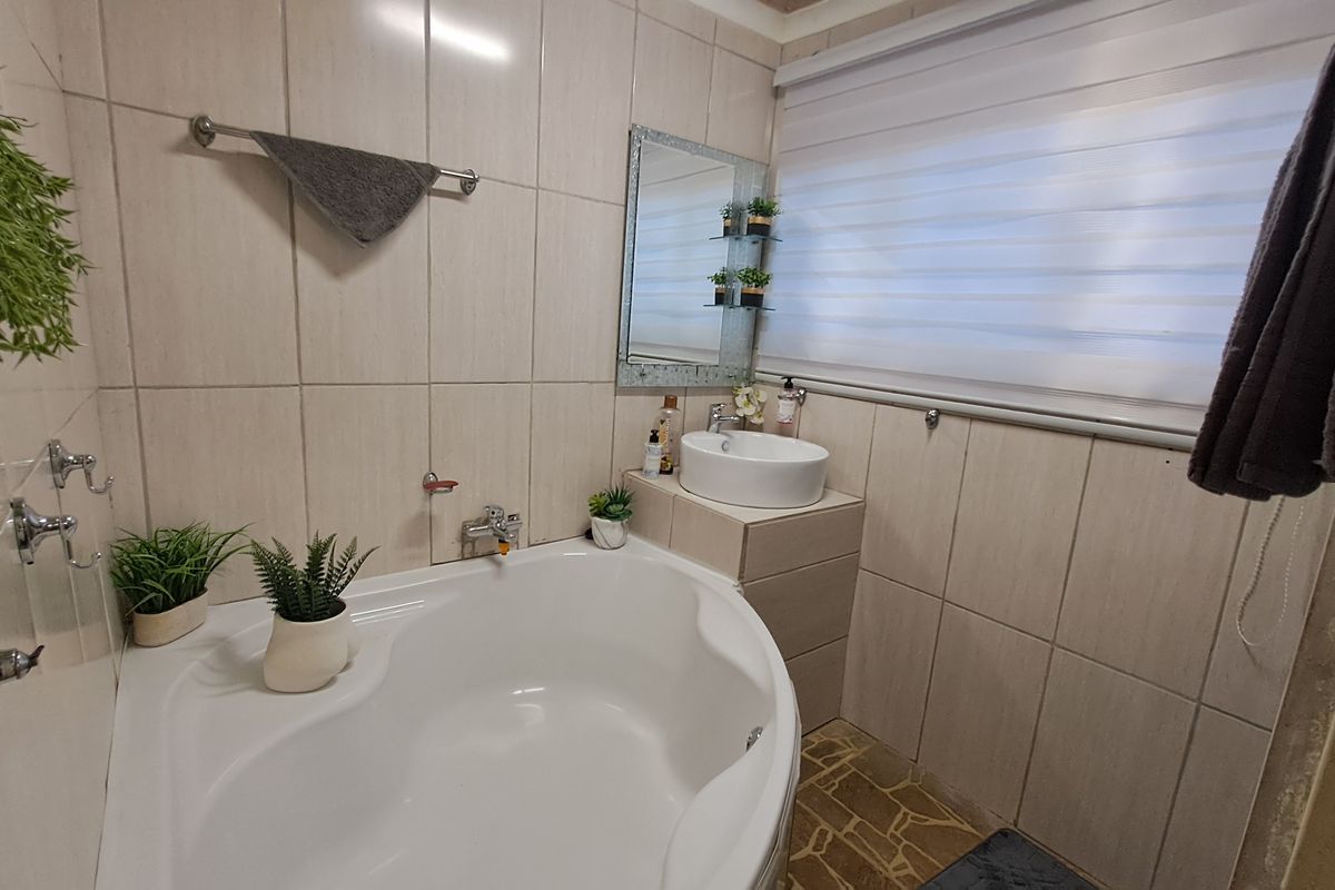 Family home in the heart of town - Photo 5